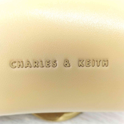 チャールズアンドキース CHARLES&KEITH Metallic Buckle Crossbody Bag メタリックバックル クロスボディ バッグ レディース