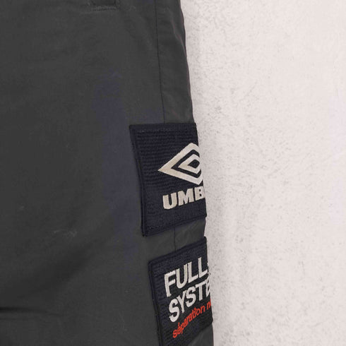 アンブロ UMBRO トリプルコラボデザイン ワッペンロゴ テックパンツ メンズ JPN:M