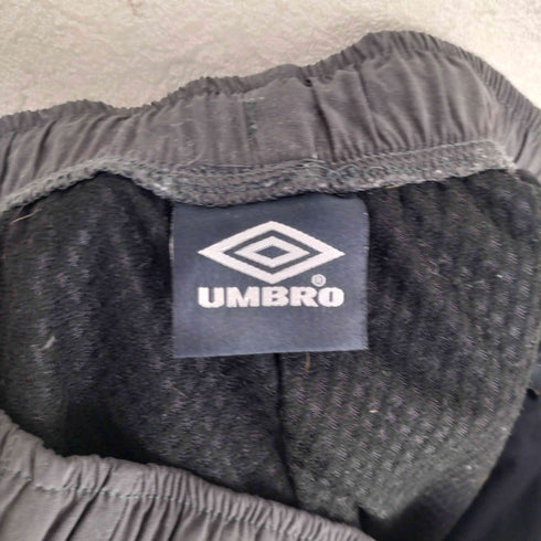 アンブロ UMBRO トリプルコラボデザイン ワッペンロゴ テックパンツ メンズ JPN:M