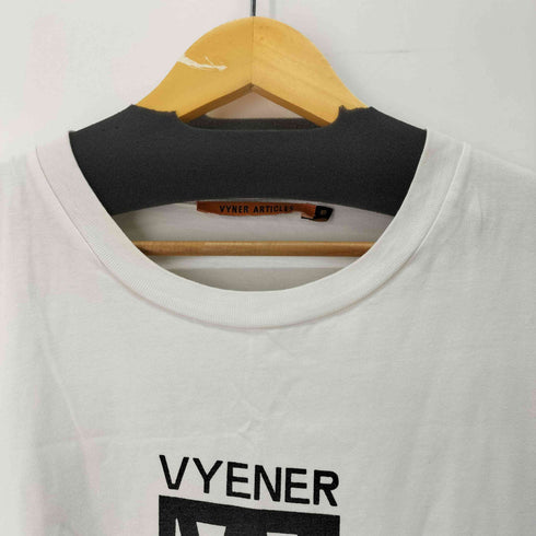 ヴァイナーアーティクルズ VYNER ARTICLES ホワイト ロゴプリント クルーネック Tシャツ メンズ import:S