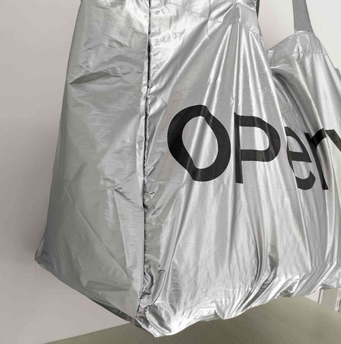オープンワイワイ OPEN YY ロゴプリント メタリックシルバー ショッパートート レディース
