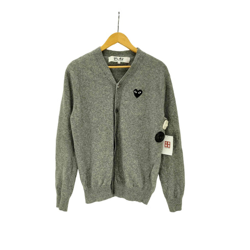 プレイコムデギャルソン PLAY COMME des GARCONS AD2023 24AW V-Neck Cardigan With Black Emblem Top Light Gray ブラック エンブレム Vネック ニット カーディガン メンズ JPN:L