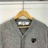 プレイコムデギャルソン PLAY COMME des GARCONS AD2023 24AW V-Neck Cardigan With Black Emblem Top Light Gray ブラック エンブレム Vネック ニット カーディガン メンズ JPN:L