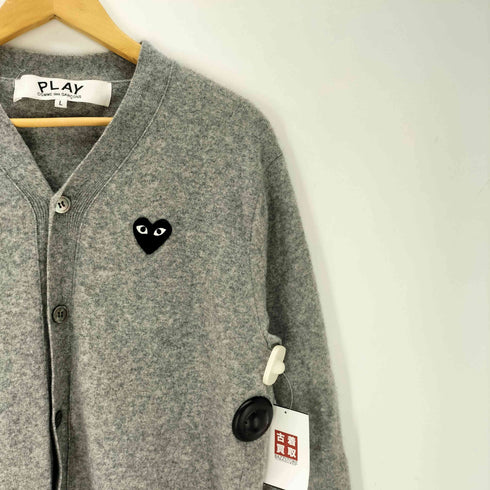 プレイコムデギャルソン PLAY COMME des GARCONS AD2023 24AW V-Neck Cardigan With Black Emblem Top Light Gray ブラック エンブレム Vネック ニット カーディガン メンズ JPN:L