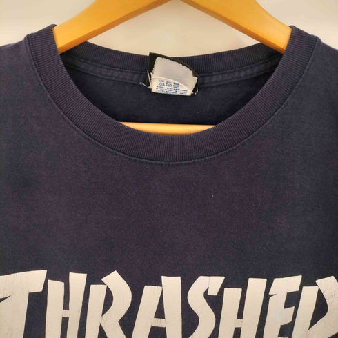 スラッシャー THRASHER SKATBOARD MAGAZINE フロント 袖プリント クルーネックR/Sシャツ メンズ JPN:XL