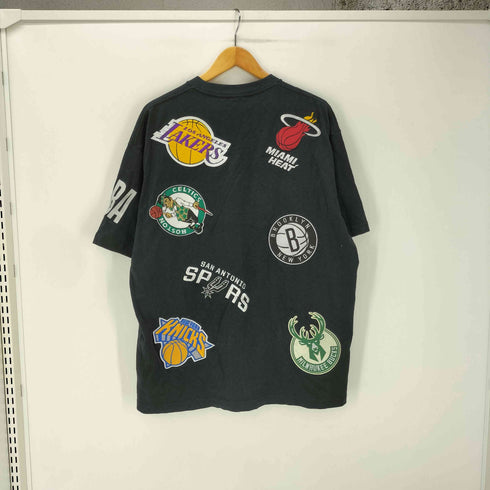 エヌビーエー NBA 23SS 別注 NBA チーム ロゴ ランダム ワッペン TEE ショートスリーブ カットソー メンズ import:M