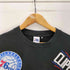エヌビーエー NBA 23SS 別注 NBA チーム ロゴ ランダム ワッペン TEE ショートスリーブ カットソー メンズ import:M