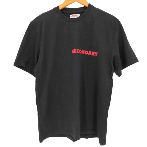 SECONDARY MATTHEW BARNEY 背面 フットボールチームプリント クルーネック半袖Tシャツ メンズ import:M