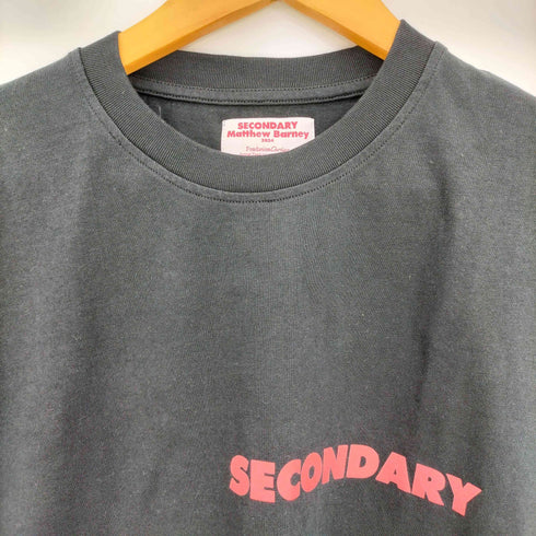 SECONDARY MATTHEW BARNEY 背面 フットボールチームプリント クルーネック半袖Tシャツ メンズ import:M