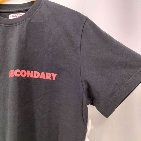 SECONDARY MATTHEW BARNEY 背面 フットボールチームプリント クルーネック半袖Tシャツ メンズ import:M