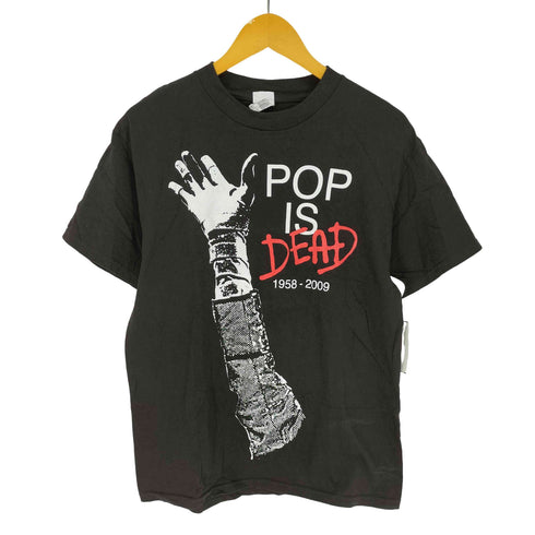 アルスタイルアパレルアクティブウェアー ALSTYLE APPAREL & ACTIVEWEAR 00S POP IS DEAD アーティスト 追悼 プリント クルーネック Tシャツ メンズ import:M