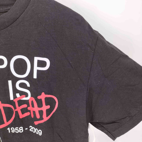 アルスタイルアパレルアクティブウェアー ALSTYLE APPAREL & ACTIVEWEAR 00S POP IS DEAD アーティスト 追悼 プリント クルーネック Tシャツ メンズ import:M