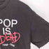 アルスタイルアパレルアクティブウェアー ALSTYLE APPAREL & ACTIVEWEAR 00S POP IS DEAD アーティスト 追悼 プリント クルーネック Tシャツ メンズ import:M