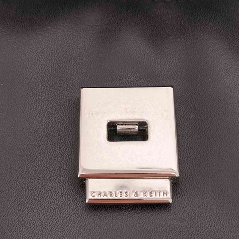 チャールズアンドキース CHARLES&KEITH 花形バックル ショルダー バック レディース