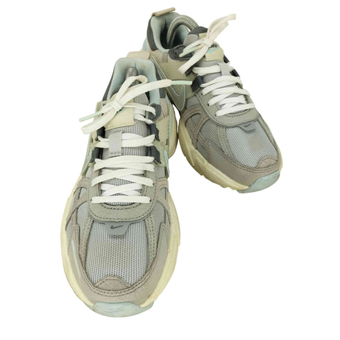 ナイキ NIKE V2K RUN LIGHT BONE/MTLC PLATINUM-LT IRON ORE レディース JPN:22.5