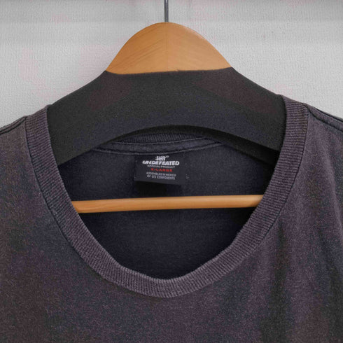 アンディフィーテッド UNDEFEATED フロントプリント クルーネック S/S Tシャツ レディース import:XL