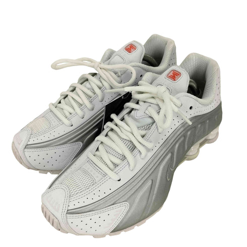 ナイキ NIKE Shox R4 White and Metallic Silver ローカットスニーカー レディース 24.5