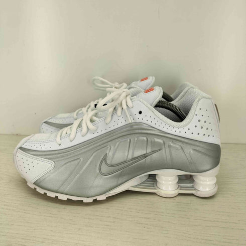 ナイキ NIKE Shox R4 White and Metallic Silver ローカットスニーカー レディース 24.5