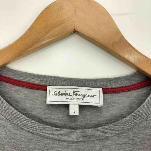 サルヴァトーレフェラガモ Salvatore Ferragamo イタリア製 ロゴ レザーポケット S/S クルーネック Tシャツ メンズ import:S