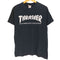 スラッシャー THRASHER SKATEBOARD MAGAZINE ロゴプリント S/S クルーネック Tシャツ メンズ import:M
