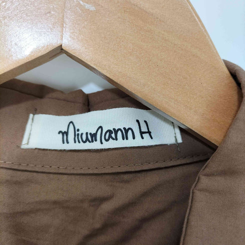 Miumann H フロント刺繍 バックギャザー ブラウス レディース