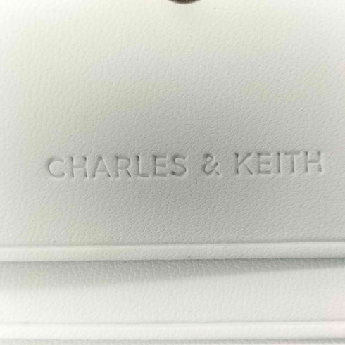 チャールズアンドキース CHARLES&KEITH スクエアキルト チェーンハンドルウォレット レディース