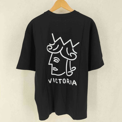 VICTORIA QUEENHEAD LOGO S/S TEE メンズ JPN:L