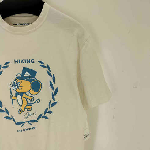 アンドワンダー and wander キャラクタープリント クルーネックTシャツ メンズ JPN:4