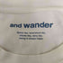 アンドワンダー and wander キャラクタープリント クルーネックTシャツ メンズ JPN:4