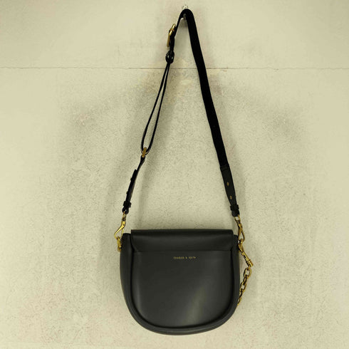 チャールズアンドキース CHARLES&KEITH チャンキーチェーンリンク サドルバッグ / Chunky Chain-Link Saddle Bag レディース