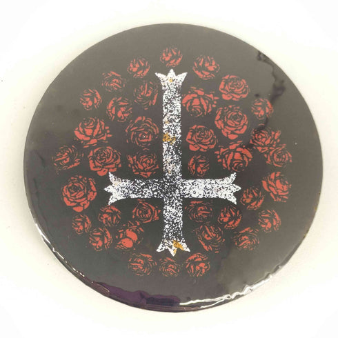 N NUMBER 06SS ローズ期 ローズ クロス 缶バッジ メンズ ONE SIZE
