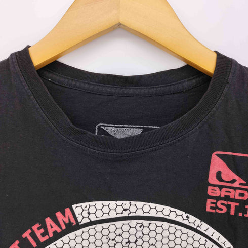 バッドボーイ BADBOY 両面プリント 格闘技 S/S クルーネック Tシャツ メンズ import:M