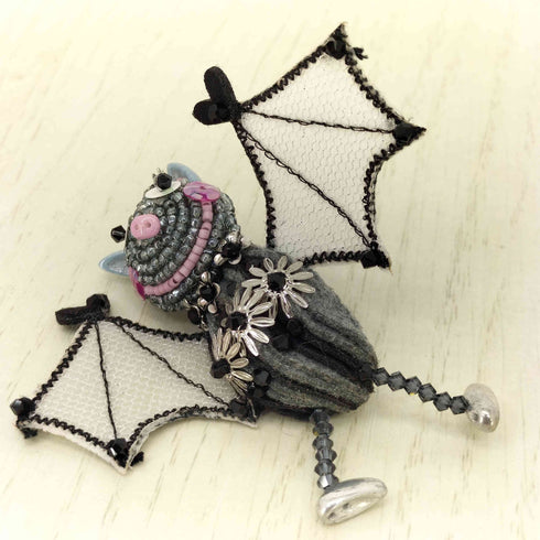アルベロベロ OLLEBOREBLA オレボレブラ ブタさん ハロウィン ビーズ ラインストーン コウモリ ブローチ レディース