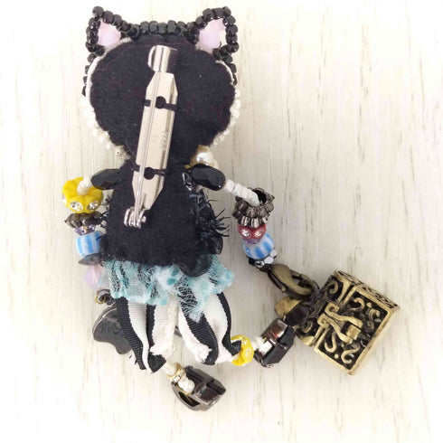 アルベロベロ OLLEBOREBLA オレボレブラ ネコさん 宝箱 フラッグ ビーズ ラインストーン ブローチ レディース