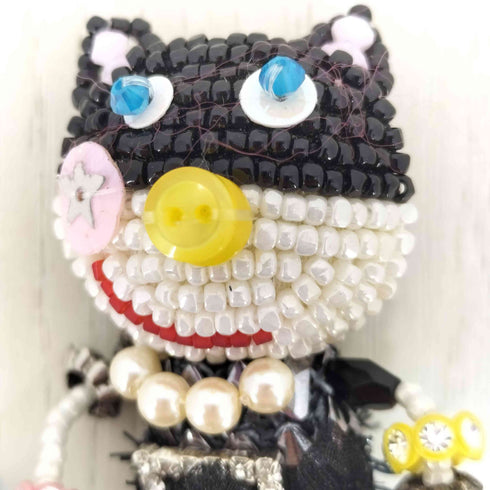 アルベロベロ OLLEBOREBLA オレボレブラ ネコさん 宝箱 フラッグ ビーズ ラインストーン ブローチ レディース
