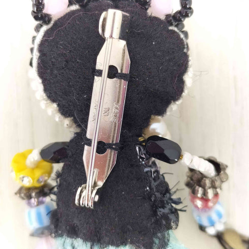 アルベロベロ OLLEBOREBLA オレボレブラ ネコさん 宝箱 フラッグ ビーズ ラインストーン ブローチ レディース