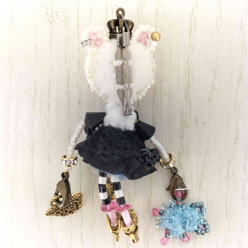 アルベロベロ OLLEBOREBLA オレボレブラ ぶたさん 子ずれ ゴールドパンプス×バッグ ブラックドレス ビーズ ブローチ レディース
