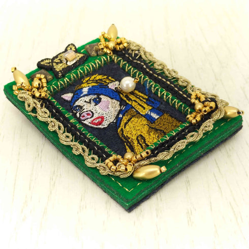アルベロベロ OLLEBOREBLA オレボレブラ 真珠の耳飾りの少女 ブタさん モチーフ パールビーズ 刺繍 ブローチ レディース