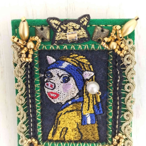 アルベロベロ OLLEBOREBLA オレボレブラ 真珠の耳飾りの少女 ブタさん モチーフ パールビーズ 刺繍 ブローチ レディース