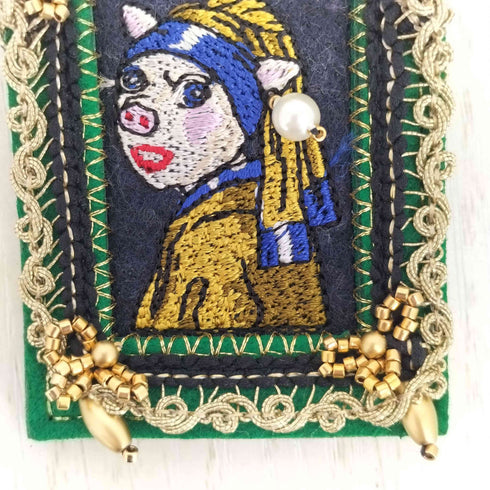 アルベロベロ OLLEBOREBLA オレボレブラ 真珠の耳飾りの少女 ブタさん モチーフ パールビーズ 刺繍 ブローチ レディース