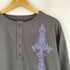 GRAVER クロスモチーフ グラフィックプリント ヘンリーネック 長袖 Tシャツ メンズ JPN:L