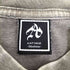 ANTIMID アンチミッド トライバルロゴ プリント スタッズ 半袖 Tシャツ メンズ M