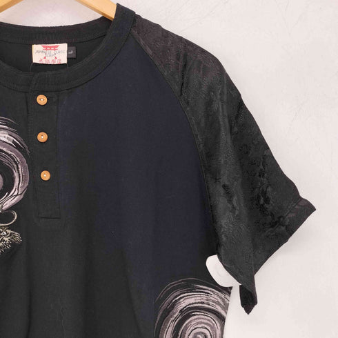 ハナタビガクダン 花旅楽団 JAPANESE PATTERN 龍 和柄 ヘンリーネックTシャツ 袖サテン メンズ JPN:L
