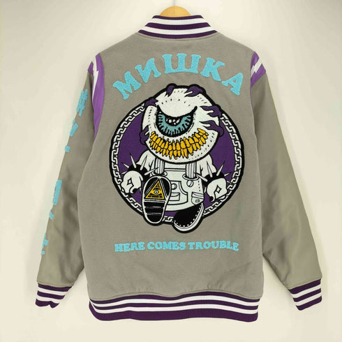 ミシカ MISHKA TROUBLEMAKER VARSITY JACKET ワッペン 暮らし 死んだ 裏地キルティング 中綿 スタジャン メンズ JPN:XL