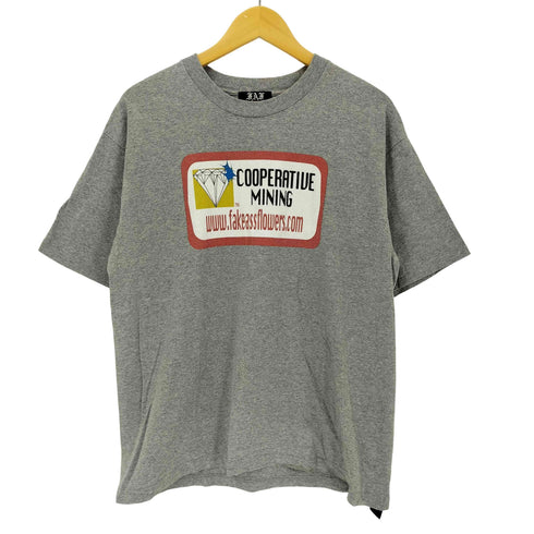 エフエーエフ/フェイクアズフラワーズ FAF/Fake As Flowers COOPERATIVE MININGプリント クルーネックTシャツ メンズ import:S