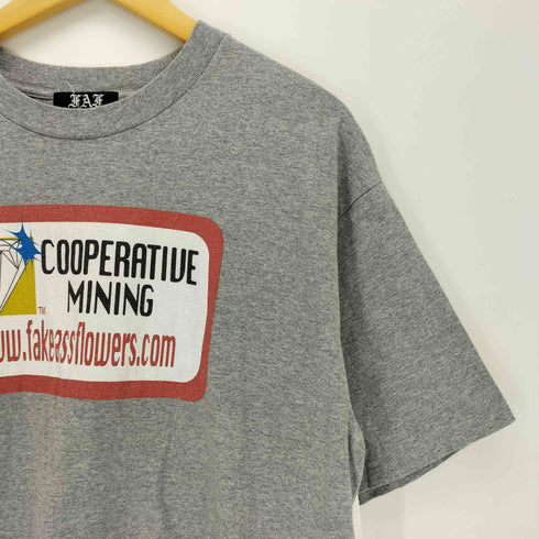 エフエーエフ/フェイクアズフラワーズ FAF/Fake As Flowers COOPERATIVE MININGプリント クルーネックTシャツ メンズ import:S