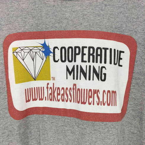エフエーエフ/フェイクアズフラワーズ FAF/Fake As Flowers COOPERATIVE MININGプリント クルーネックTシャツ メンズ import:S