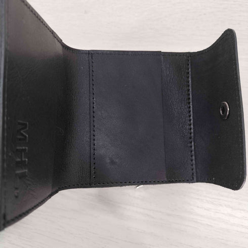 エムエイチエル MHL. ロゴ型押し レザー 三つ折り財布 メンズ