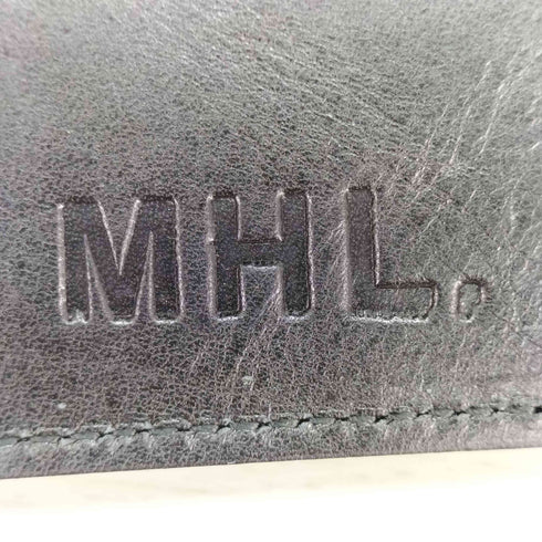 エムエイチエル MHL. ロゴ型押し レザー 三つ折り財布 メンズ
