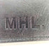 エムエイチエル MHL. ロゴ型押し レザー 三つ折り財布 メンズ